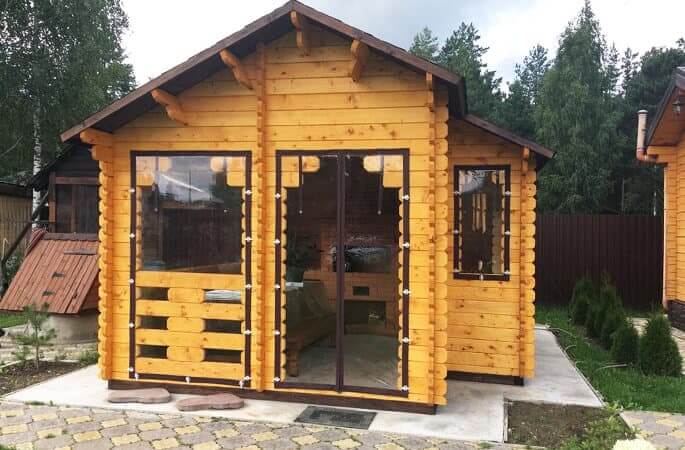 Мягкие окна на деревянной беседке