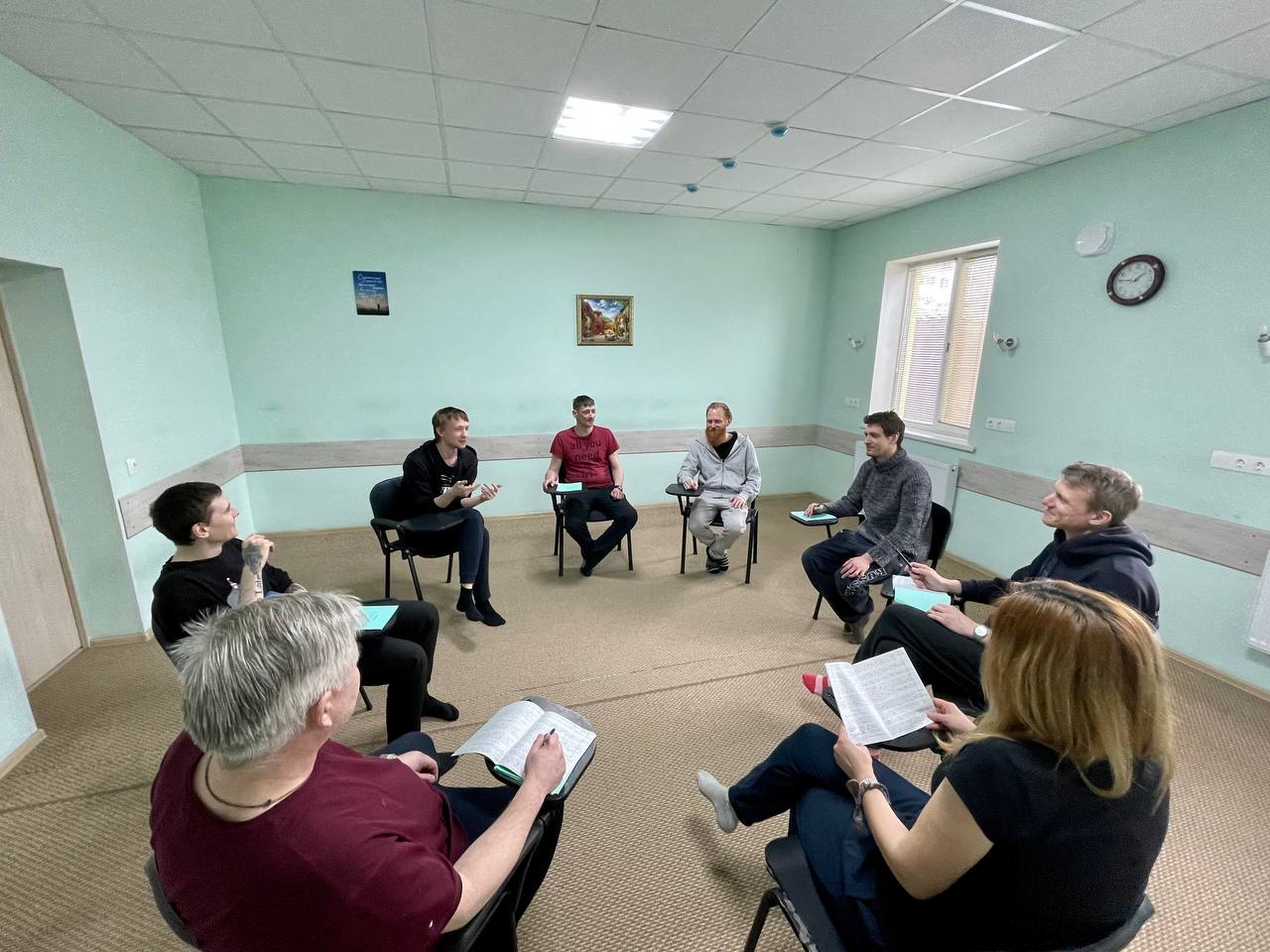 Групповое занятие для наркозависимых в центре "Феникс" Пациенты реабилитационного наркологического центра на групповом занятии.