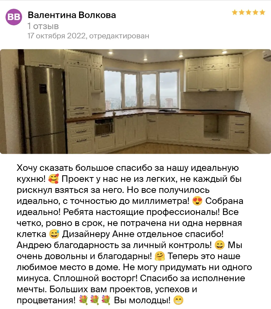 Зеленая угловая кухня с белыми фасадами и удобным хранением — отзыв клиента Отзыв о зеленой угловой кухне с белыми верхними шкафами и черной столешницей