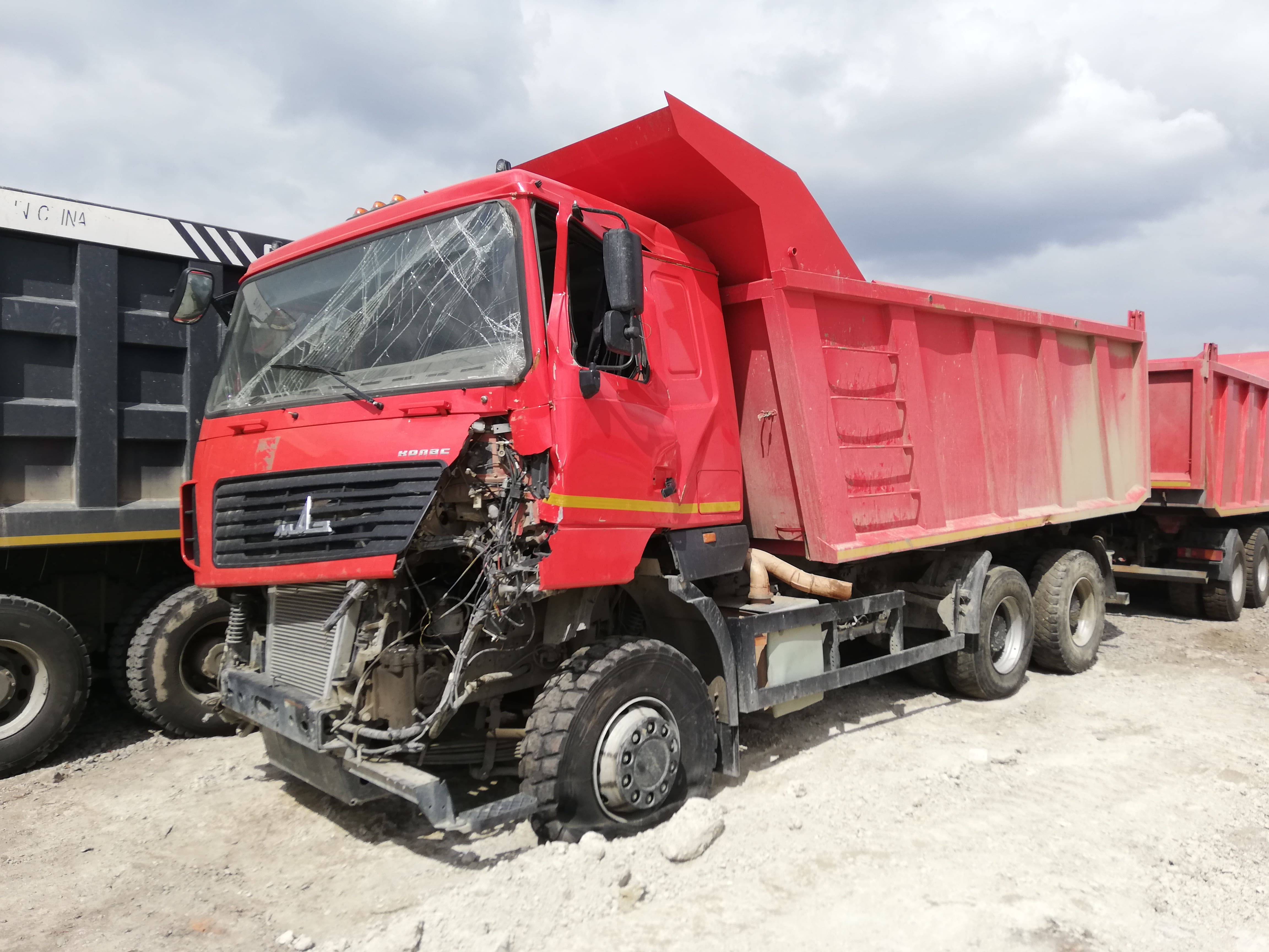 Повреждения автомобиля МАЗ Колос красного цвета в результате ДТП Автомобиль МАЗ Колос Красный