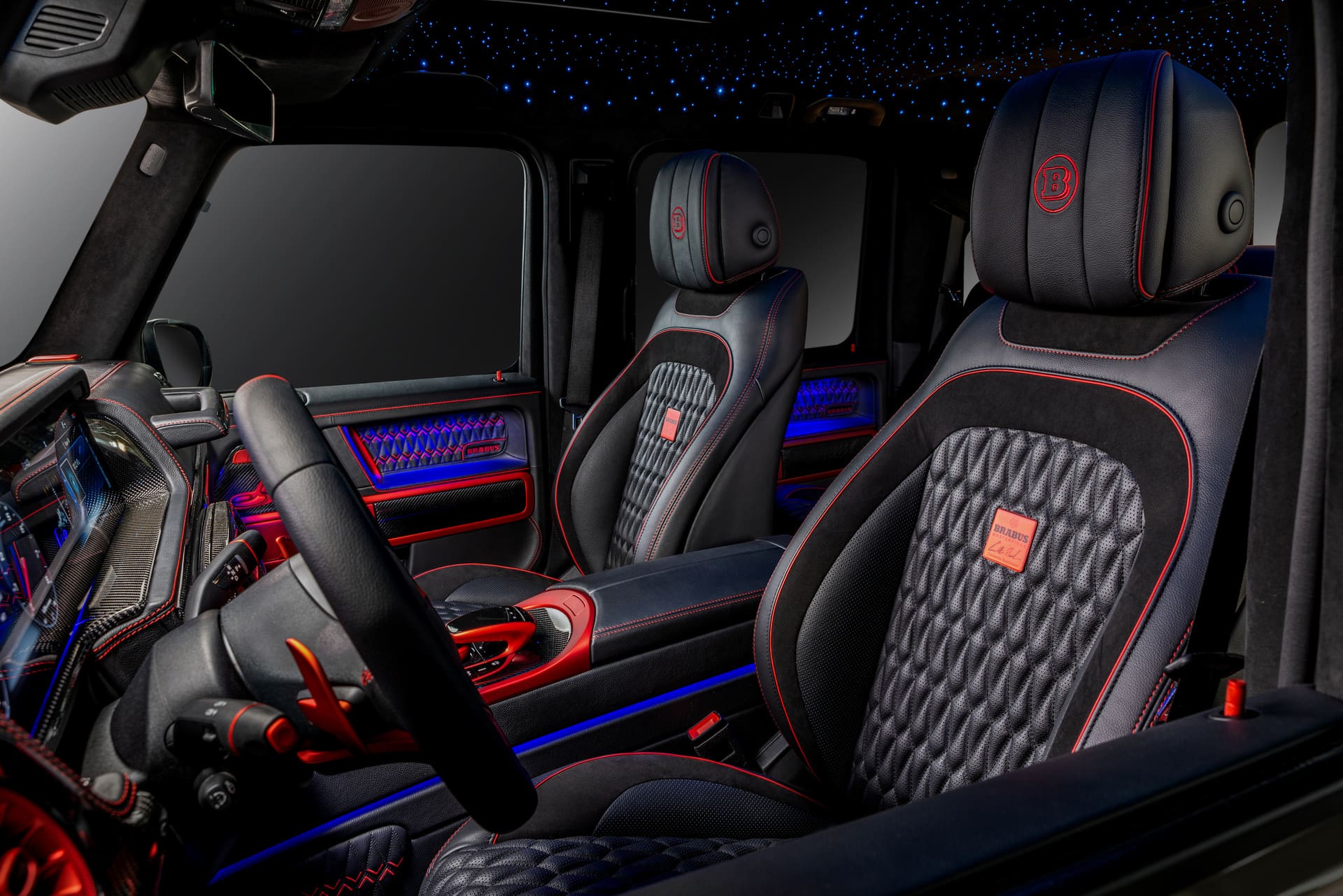 Чёрный салон G-Class с красными акцентами Rocket Red