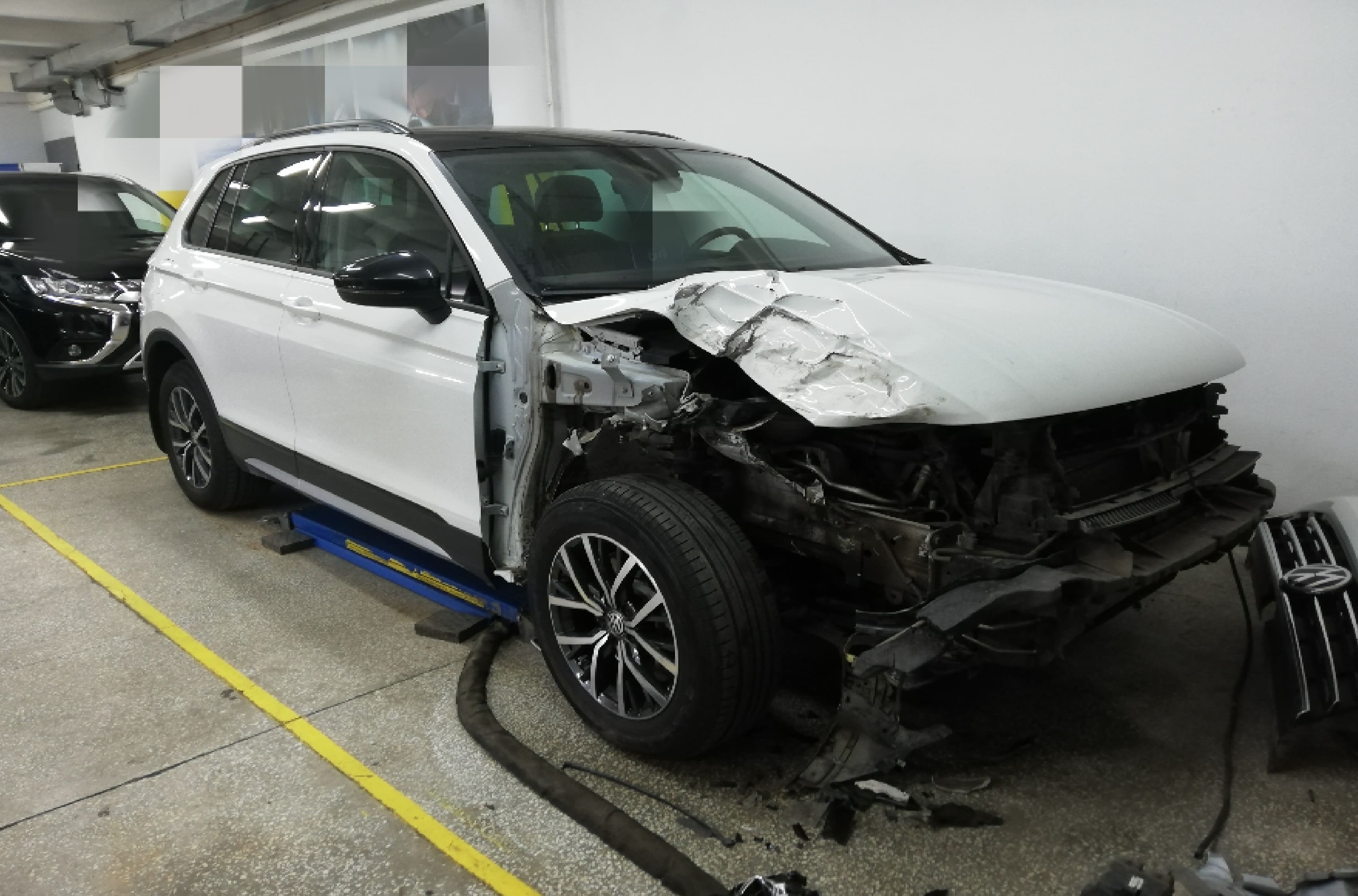 Повреждения автомобиля Volkswagen Tiguan белого цвета в результате ДТП Автомобиль Volkswagen Tiguan белый
