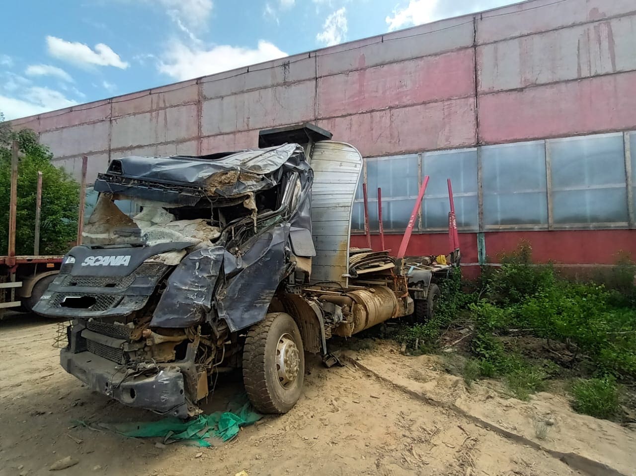 Повреждения автомобиля Sacnia в результате ДТП Автомобиль Scania