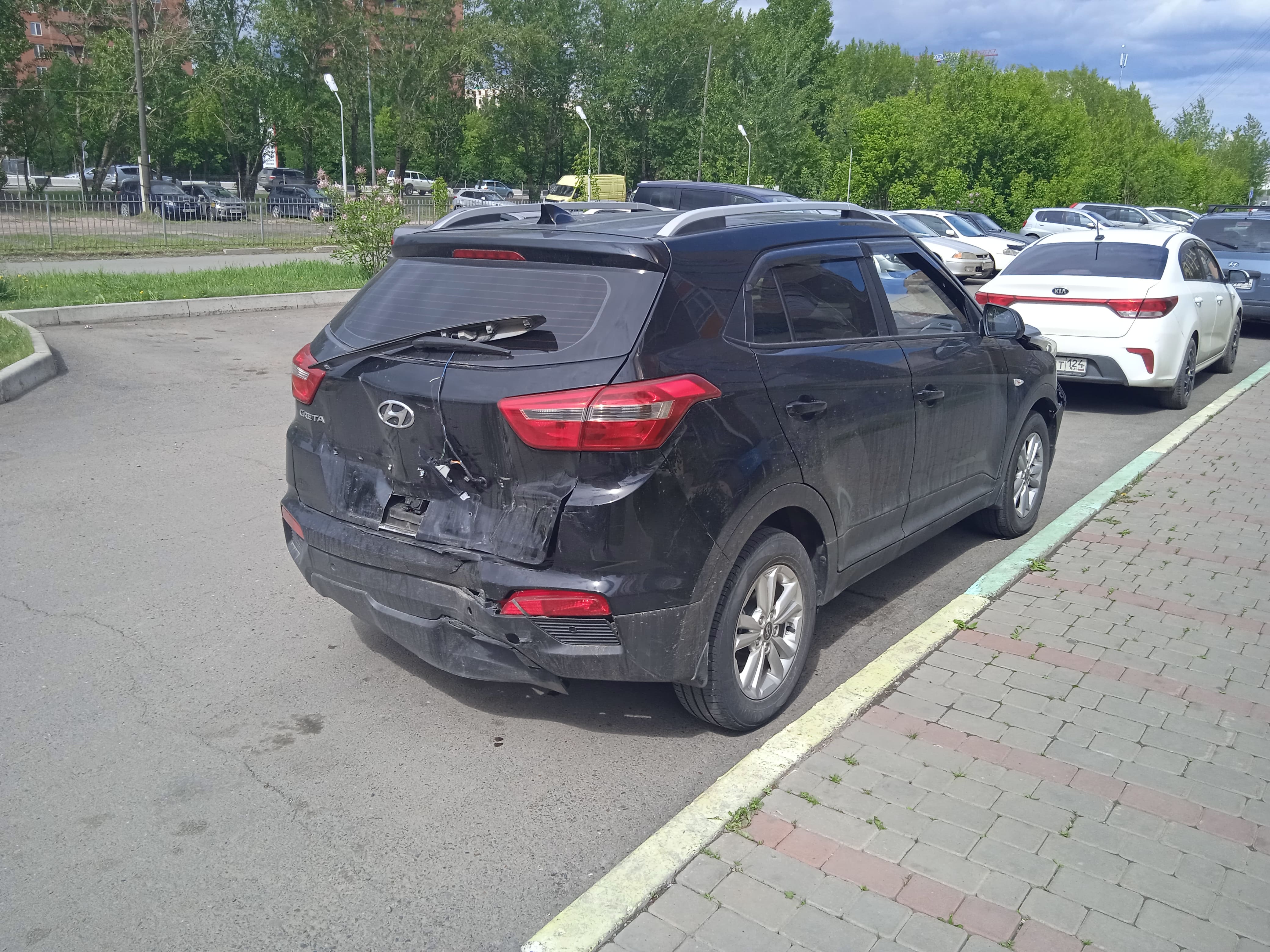 Повреждения автомобиля Hyundai Creta черного цвета в результате ДТП Автомобиль Hyundai Creta черный