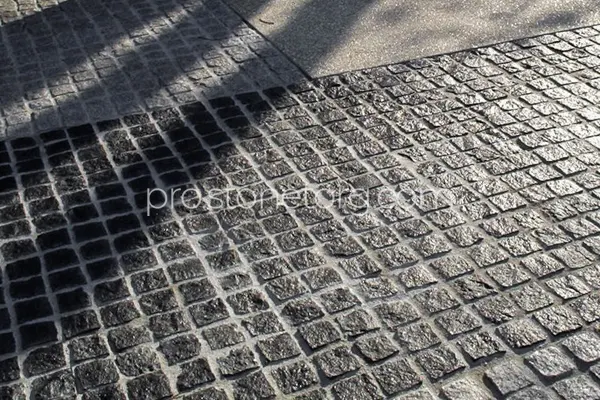 Брусчатка из гранита колотая укладка черная для мощения дорожек габбро из гранита