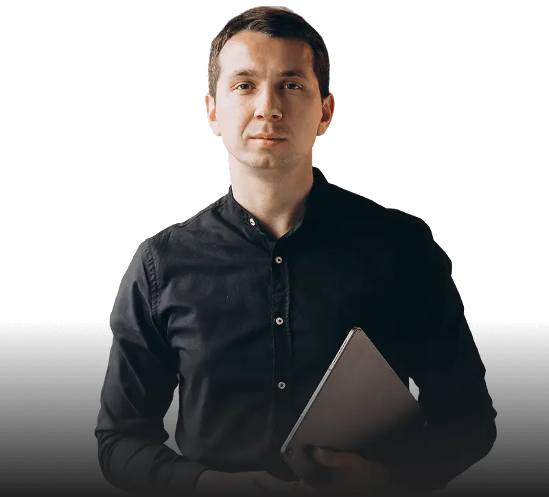 Персональный менеджер по работе с клиентами — сопровождение на всех этапах и ответ на любые вопросы Менеджер компании с планшетом
