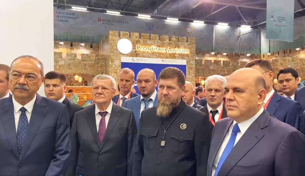 Премьер-министр России  Михаил Мишустин и премьер-министр Узбекистана Абдулла Арипов осмотрели стенды регионов Кавказа