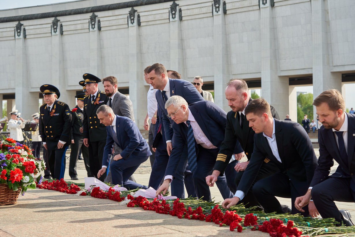 В преддверии празднования 80-летия Победы Вечный огонь с Поклонной горы отправился в путешествие по 12 городам-героям России