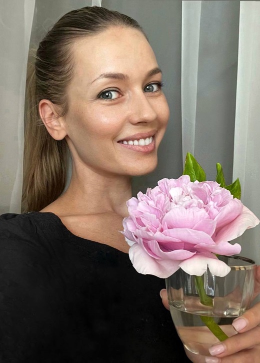 Евгения Лоза Евгения Лоза с букетом цветов из холодного фарфора