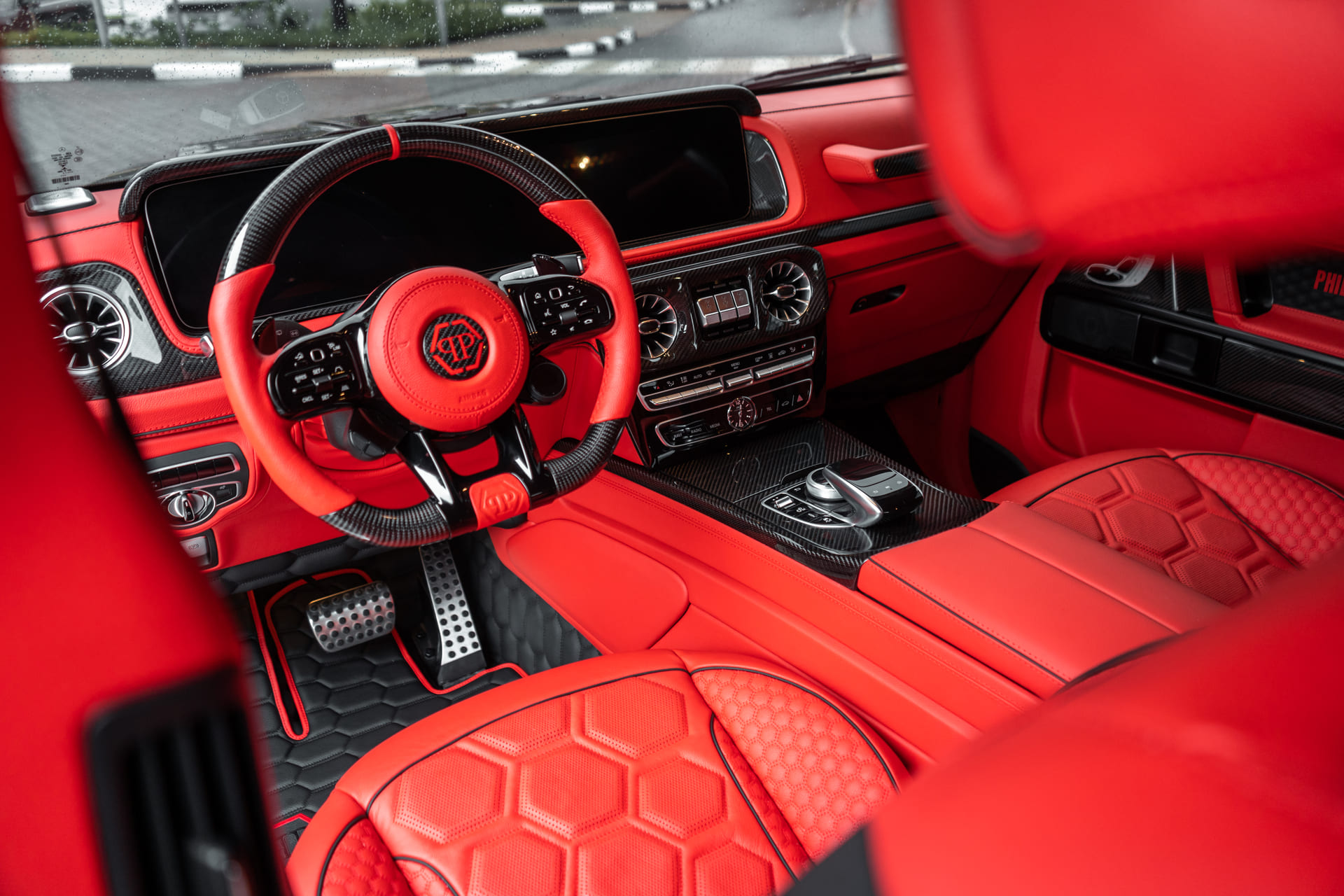 Красный салон Mercedes-Benz G-Class в стиле Philipp Plein