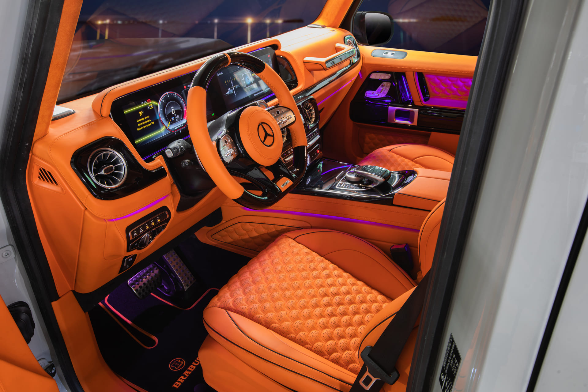 Оранжевый салон Mercedes-Benz G-Class в стиле Brabus