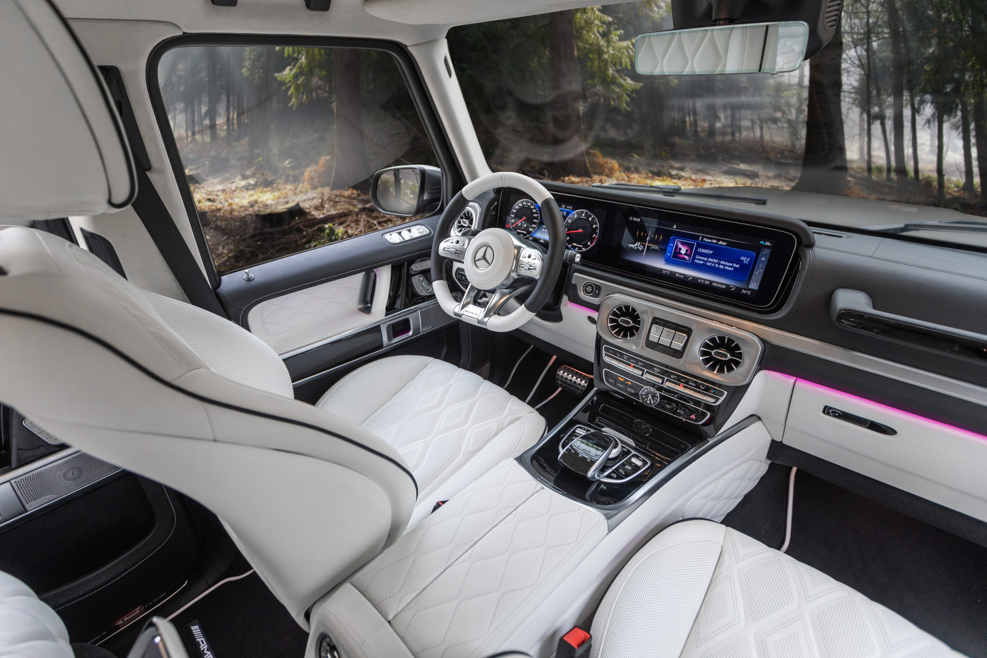 Светлый салон Mercedes-Benz G-Class в стиле Hofele