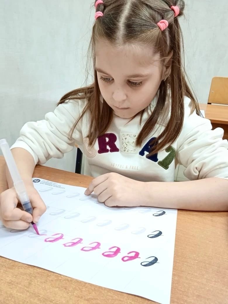 Искусство красивого письма Искусство красивого письма: Почему каллиграфия важна для развития моторики и эстетического восприятия у детей.
