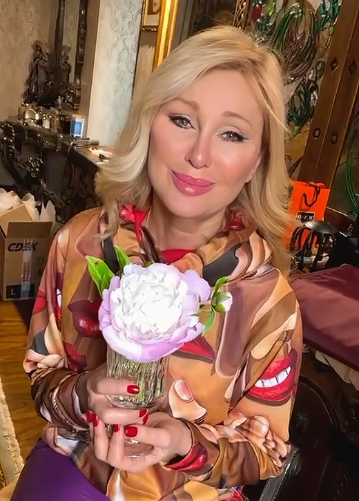 Вика Цыганова Вика Цыганова с букетом цветов из холодного фарфора