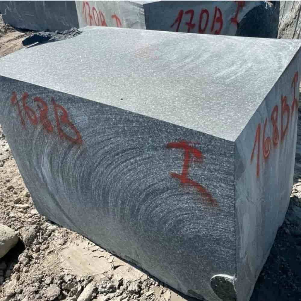 Блок гранита темного цвета Нинимяки Блок гранита темного цвета Нинимяки