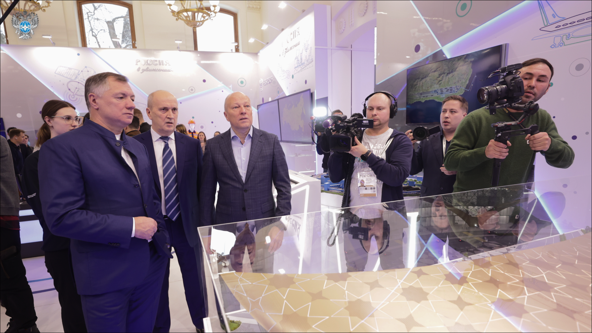 Заместитель Председателя Правительства РФ Марат Хуснуллин и глава Минстроя Ирек Файзуллин осмотрели экспозицию ФКУ «Ространсмодернизация» в павильоне «Россия в движении»
